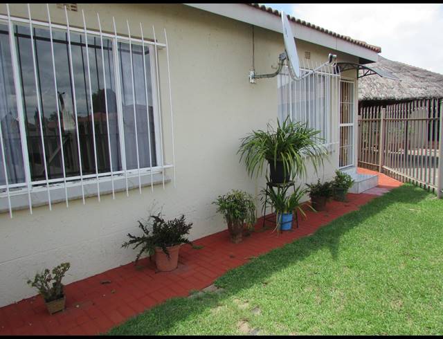 2 BEDROOM TOWNHOUSE FOR SALE IN EIKE PARK